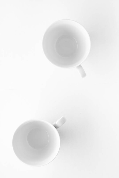 leere Tasse und Untertasse-Attrappe auf weißem Hintergrund, flach - Foto, Bild