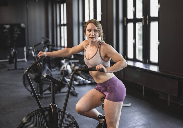 felice giovane donna bionda nel centro fitness
 - Foto, immagini