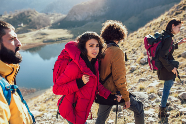 Gruppo di escursionisti che camminano su una montagna in autunno
  - Foto, immagini