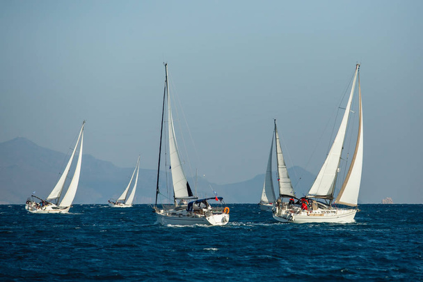 Barcos de iate à vela regata no Mar Egeu, ilhas da Grécia
. - Foto, Imagem