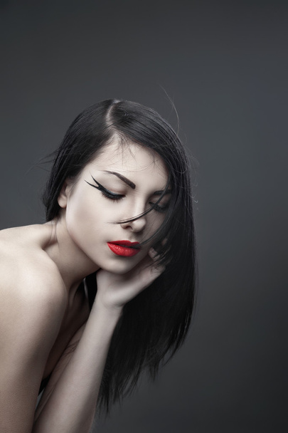 Brunette woman with long straight hair on dark - Foto, Imagem