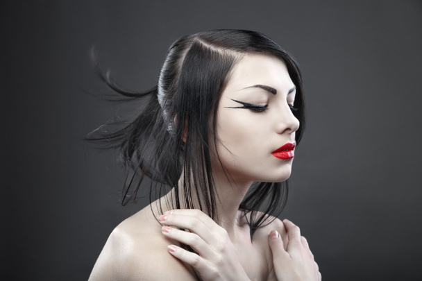 Brunette woman with long straight hair on dark - Foto, imagen
