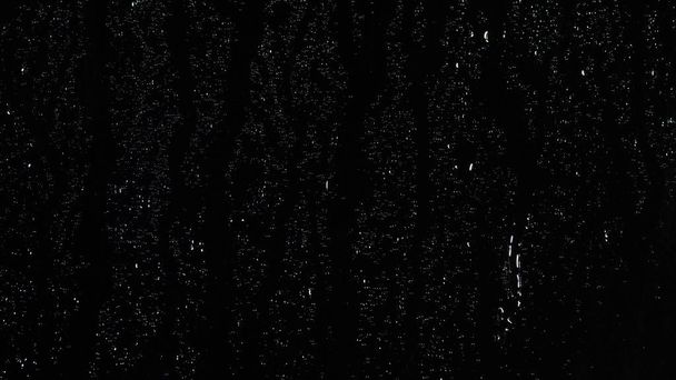 Esőcseppek fröccsenő üveg fekete háttér. Stock Footage. Eső háttér Csepp üvegen terjedő cseppek - Fotó, kép