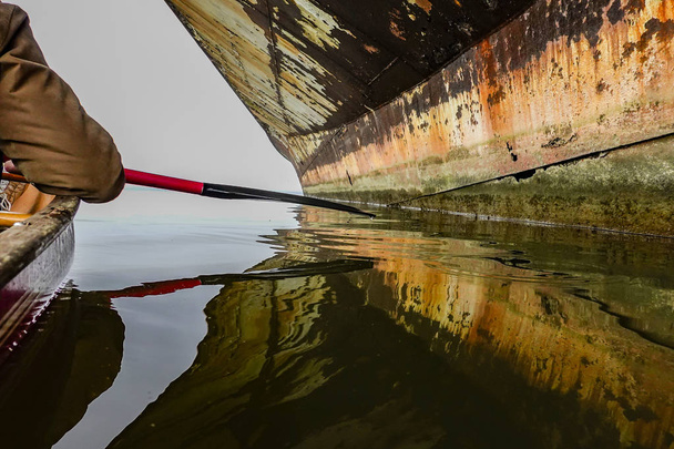 Mallows Bay, Maryland USA Un giovane uomo in canoa attraverso la flotta fantasma di Mallows Bay, una collezione di relitti storici sul fiume Potomac. - Foto, immagini