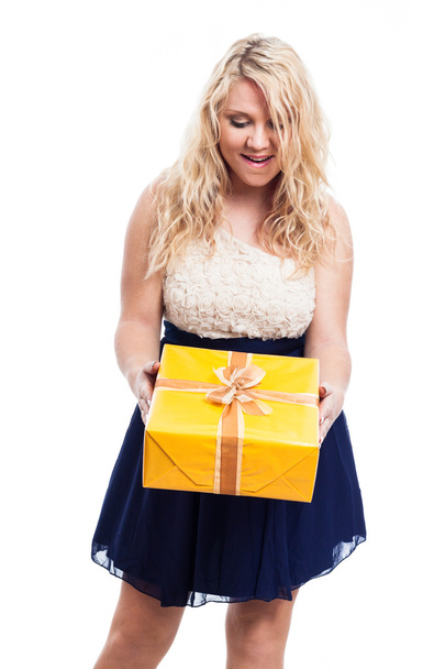 Surprised woman with gift - Foto, afbeelding