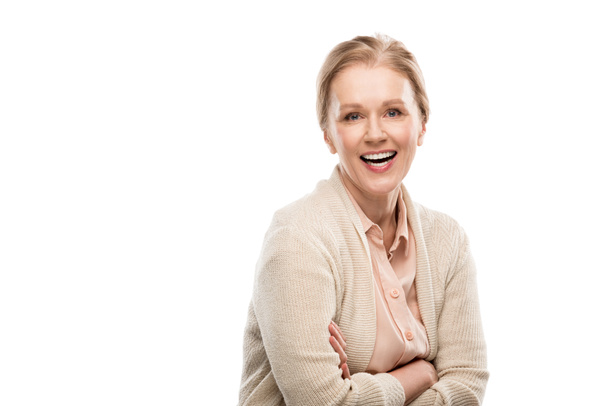 lächelnde Frau mittleren Alters mit verschränkten Armen isoliert auf weiß mit Kopierraum - Foto, Bild