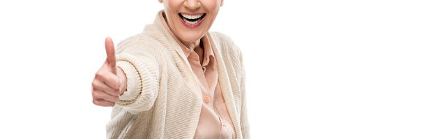 tiro panorámico de mujer de mediana edad excitada mostrando el pulgar hacia arriba aislado en blanco
  - Foto, imagen