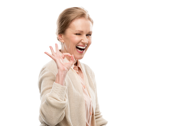 mutlu orta yaşlı kadın ok işareti Gösteren Beyaz İzole - Fotoğraf, Görsel