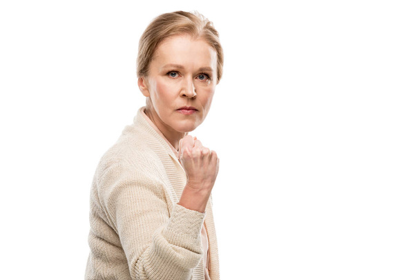 enojado mujer de mediana edad con el puño cerrado aislado en blanco
 - Foto, Imagen