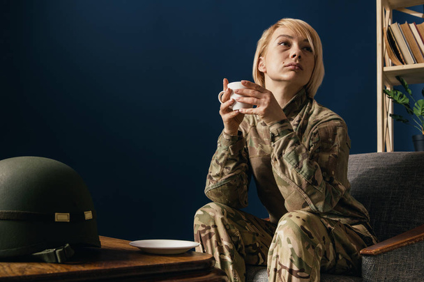 Portrait of young female soldier - Fotoğraf, Görsel
