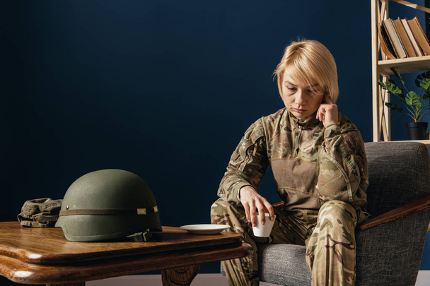 Portrait of young female soldier - Fotó, kép
