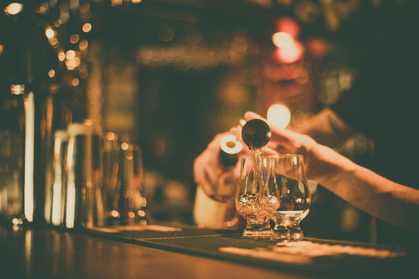 Barman versant du whisky dans un verre
 - Photo, image