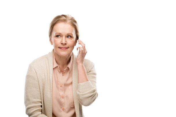 középkorú nő beszél okostelefon izolált fehér és másolási tér - Fotó, kép