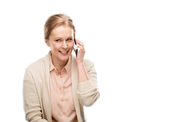жінка середнього віку розмовляє на смартфоні Ізольовані на білому з копіювальним простором
 - Фото, зображення