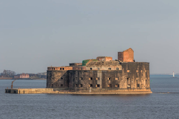 Historische fort Alexander 1 pest in de buurt van de zuidelijke kust van Kronstadt. - Foto, afbeelding