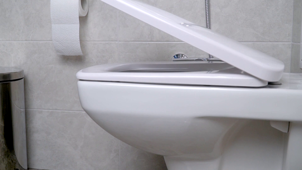 Toilette, die reibungslos schließt. der Deckel der Toilettenschüssel bewegt sich langsam nach unten - Filmmaterial, Video