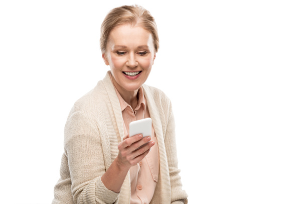 usmívající se střední žena používající smartphone izolovaný on White s prostorem pro kopírování - Fotografie, Obrázek