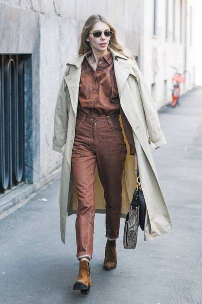 Milão, Itália - 24 de fevereiro de 2019: Mulher de rua vestindo uma bolsa Christian Dior após um desfile de moda durante a Milan Fashion Week - MFWFW19
 - Foto, Imagem