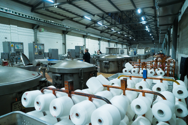Tekstil Sanayi Makineleri, Boyama Makinesi Kimyasal Tanklar ile boyama ipliklerinde modern teknoloji - Fotoğraf, Görsel