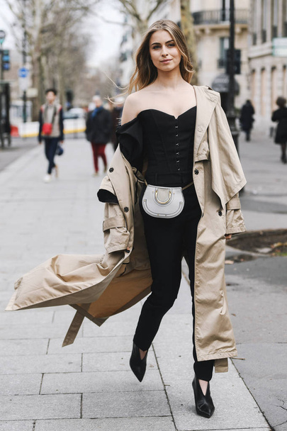 Paris, France - March 02, 2019: Street style outfit -   after a fashion show during Paris Fashion Week - PFWFW19 - Foto, afbeelding