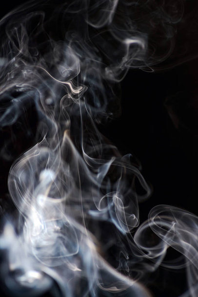humo sobre fondo negro - Foto, imagen