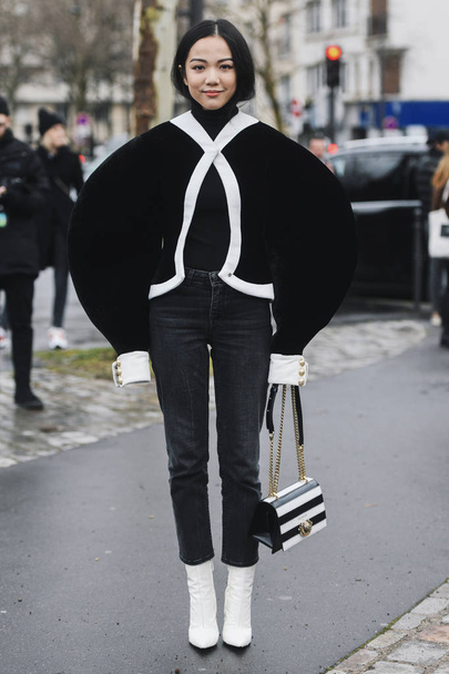 Paris, Franciaország-március 01, 2019: utcai stílus ruha-yoyo Cao előtt divatbemutató során Paris Fashion Week-Pfwfw19 - Fotó, kép