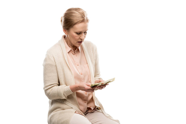 donna di mezza età che conta banconote in dollari isolate su bianco con spazio per la copia
 - Foto, immagini