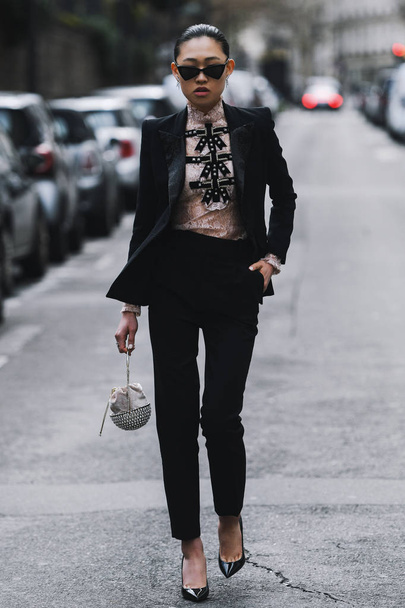 Paris, France - March 02, 2019: Street style outfit -   after a fashion show during Paris Fashion Week - PFWFW19 - Foto, Imagen