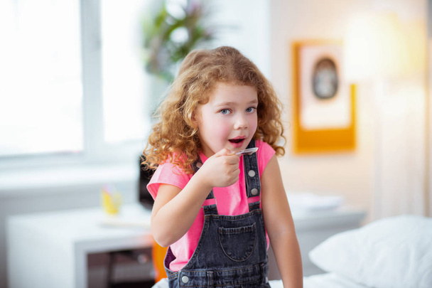 Kislány iszik köhögés elleni szirup látogatása gyermekorvos - Fotó, kép