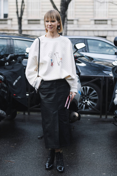 Paris, France - March 05, 2019: Street style outfit before a fashion show during Milan Fashion Week - PFWFW19 - Zdjęcie, obraz