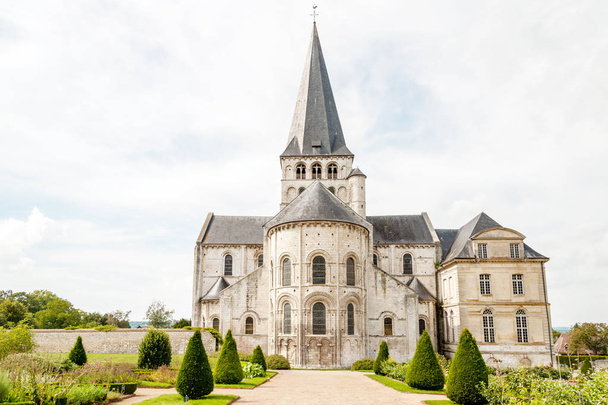 Abadía medieval de Saint Georges de Boscherville fundada en el siglo XII en Normandía, Francia
 - Foto, Imagen