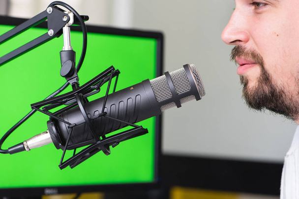 Çekici Genç Adam Mikrofona Doğru konuşuyor. Adam ve podcast h - Fotoğraf, Görsel