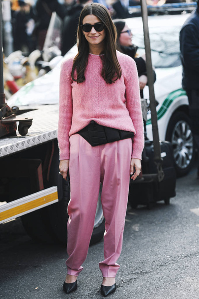 Milan, Italy - February 21, 2019: Street style Outfit before a fashion show during Milan Fashion Week - MFWFW19 - Foto, afbeelding