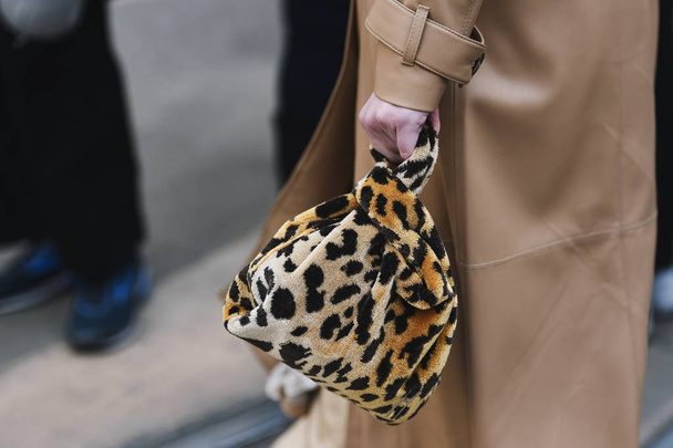 Milan, Italie - 24 février 2019 : Style de rue Détail d'un sac à main imprimé animal après un défilé de mode lors de la Fashion Week de Milan - MFWFW19
 - Photo, image