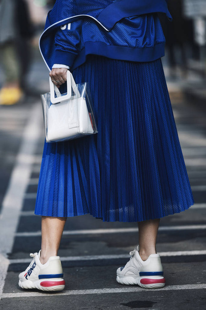 Милан, Италия - 21 февраля 2019 года: Детали кроссовок в стиле Street style Fendi после показа мод во время Недели моды в Милане - MFWFW19
 - Фото, изображение