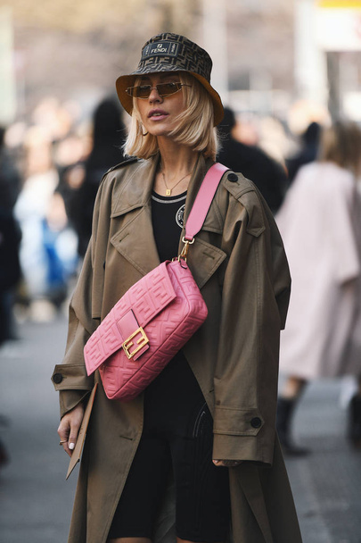 Milão, Itália - 21 de fevereiro de 2019: Mulher de rua vestindo Fendi antes de um desfile de moda durante a Milan Fashion Week - MFWFW19
 - Foto, Imagem