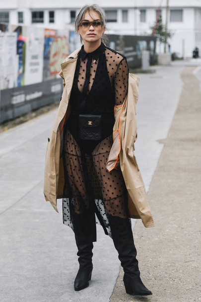 Paris, Franciaország-március 03, 2019: utcai stílus outfit-után divatbemutató során Paris Fashion Week-Pfwfw19 - Fotó, kép