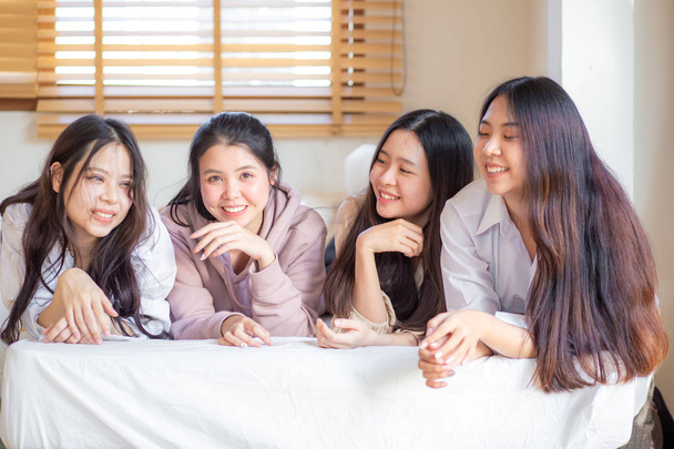 Grupo de bastante jóvenes mujeres asiáticas amigo en la cama
 - Foto, imagen