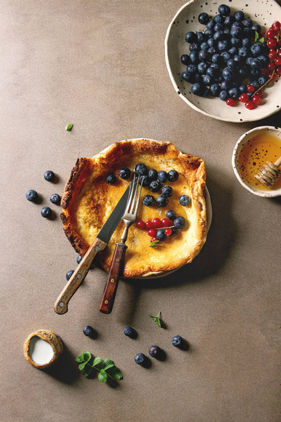 Dutch baby with berries - Foto, immagini