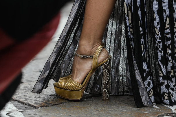 Milan, Italy - February 23, 2019: Street style - Shoes detail during Milan Fashion Week - MFWFW19 - Foto, immagini
