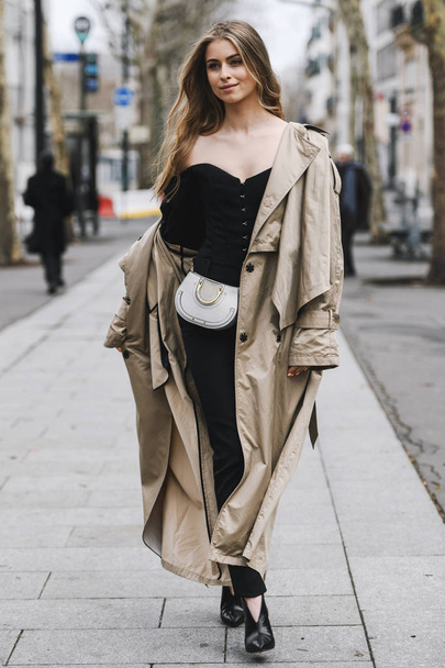 Παρίσι, Γαλλία-02 Μαρτίου 2019: στολή δρόμου-μετά από μια επίδειξη μόδας κατά τη διάρκεια της εβδομάδας μόδας του Παρισιού-Pfwfw19 - Φωτογραφία, εικόνα