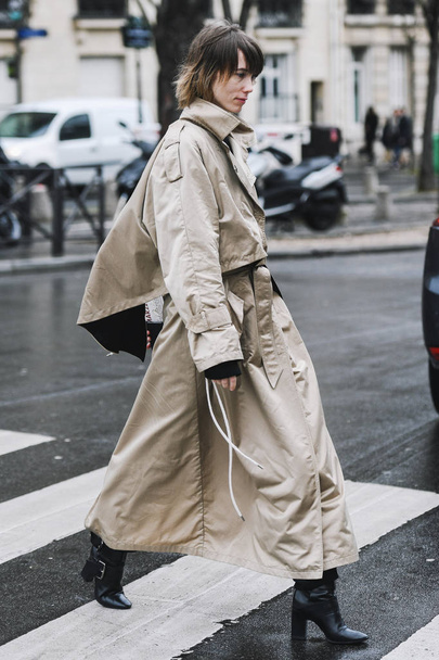 Paris, France - March 02, 2019: Street style outfit -   after a fashion show during Paris Fashion Week - PFWFW19 - Zdjęcie, obraz