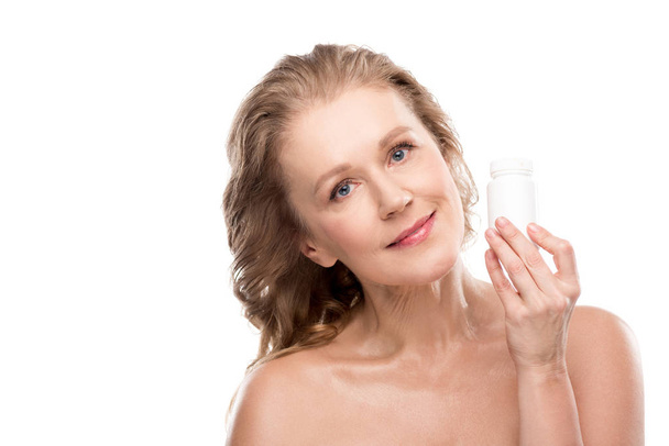 naakt volwassen vrouw met fles geneeskunde geïsoleerd op wit - Foto, afbeelding