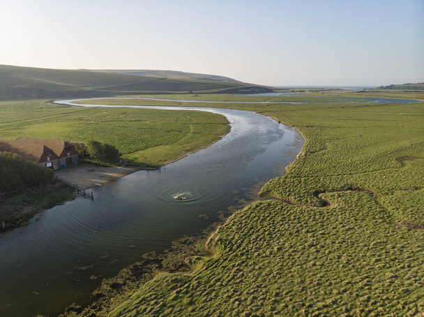 Oszałamiająca antena Drone krajobraz wizerunek meandrering rzeka myśli - Zdjęcie, obraz