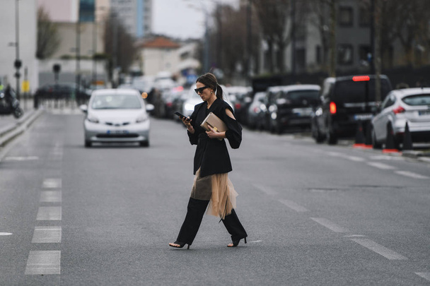 Parijs, Frankrijk-maart 03, 2019: Streetstyle outfit-na een modeshow tijdens Paris Fashion week-Pfwfw19 - Foto, afbeelding
