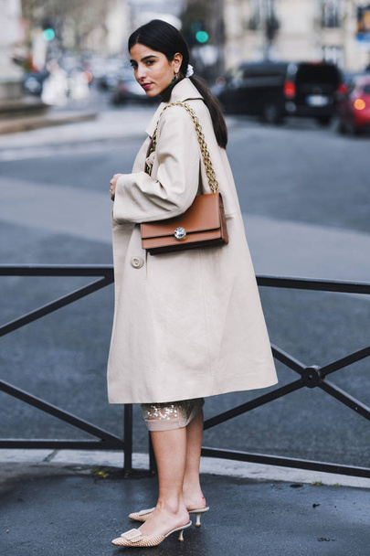 Paris, France - March 05, 2019: Street style outfit -  Chanel outfit after a fashion show during Paris Fashion Week - PFWFW19 - Foto, Imagen