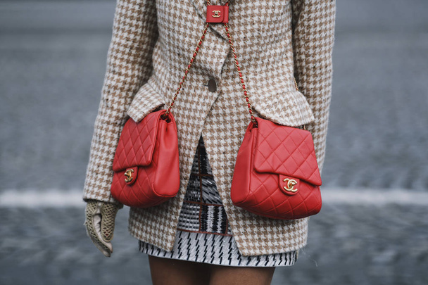 Paris, France - March 5, 2019: Street style - Woman wearing Blazer jacket, double red Chanel bags before a fashion show during Paris Fashion Week - PFWFW19 - Foto, Imagem