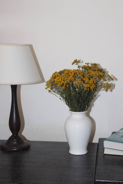 gelbe Stiefmütterchenblüten in einer weißen Vase - Foto, Bild
