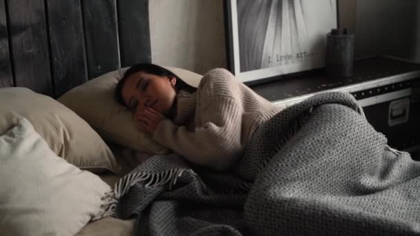 dziewczyna śpi w łóżku - Materiał filmowy, wideo