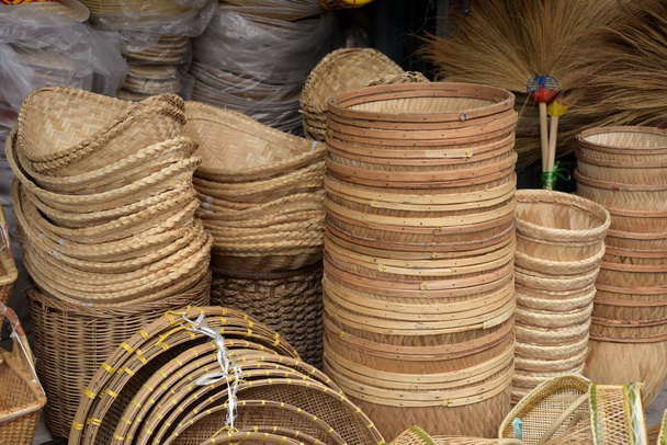 市場で竹で作られたウィッカーワーク  - 写真・画像